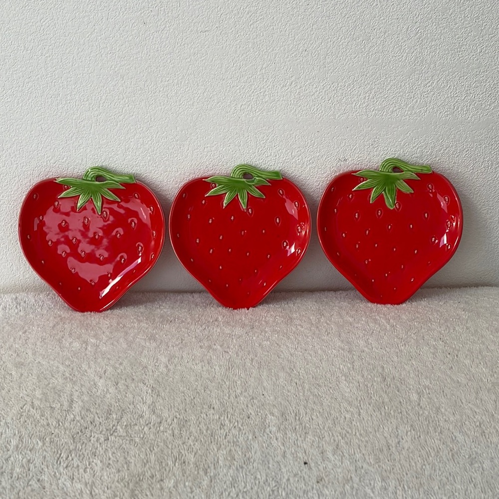 Vintage 1940s Strawberry Shortcake Plates Ceramic. Sz: 5.8” x 6” USED!